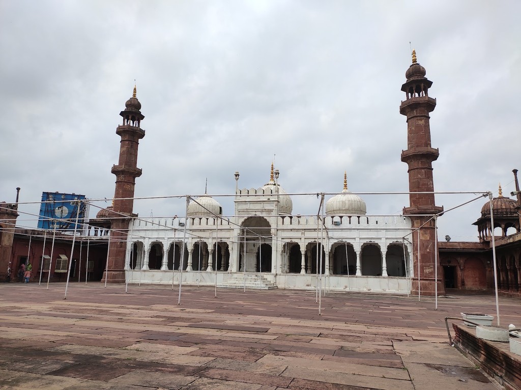 Moti Masjid (Source: Google Maps)