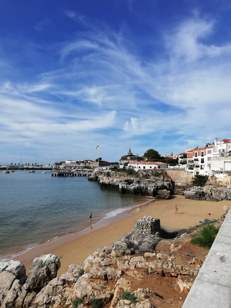 Praia da Rainha (Source: Google Maps)