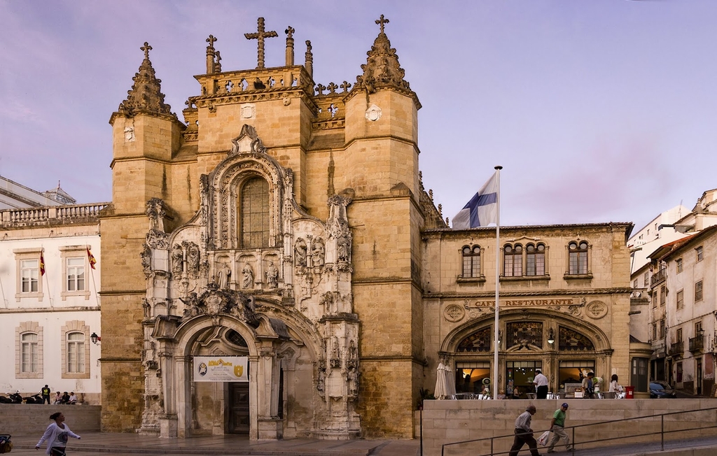 Igreja de Santa Cruz (Source: Google Maps)