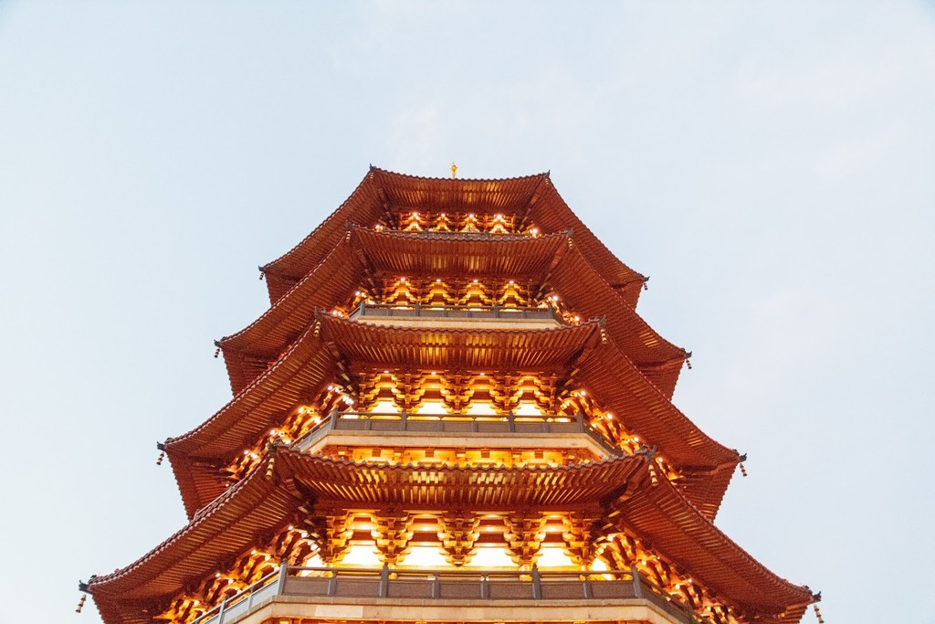 Leifeng Pagoda (雷峰塔) (Source: Google Maps)