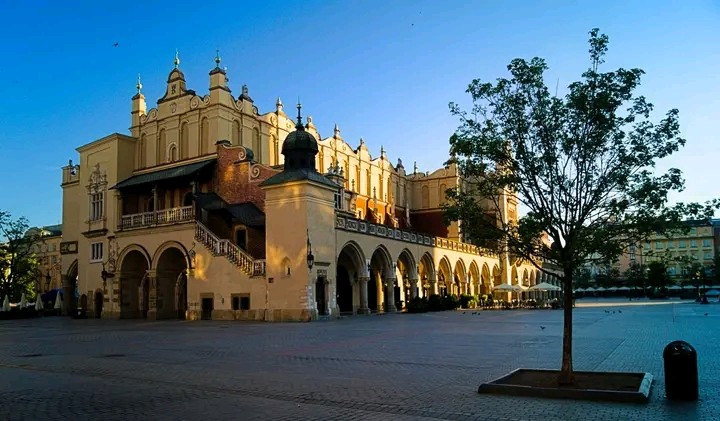 Cloth Hall (Sukiennice) (Source: Google Maps)