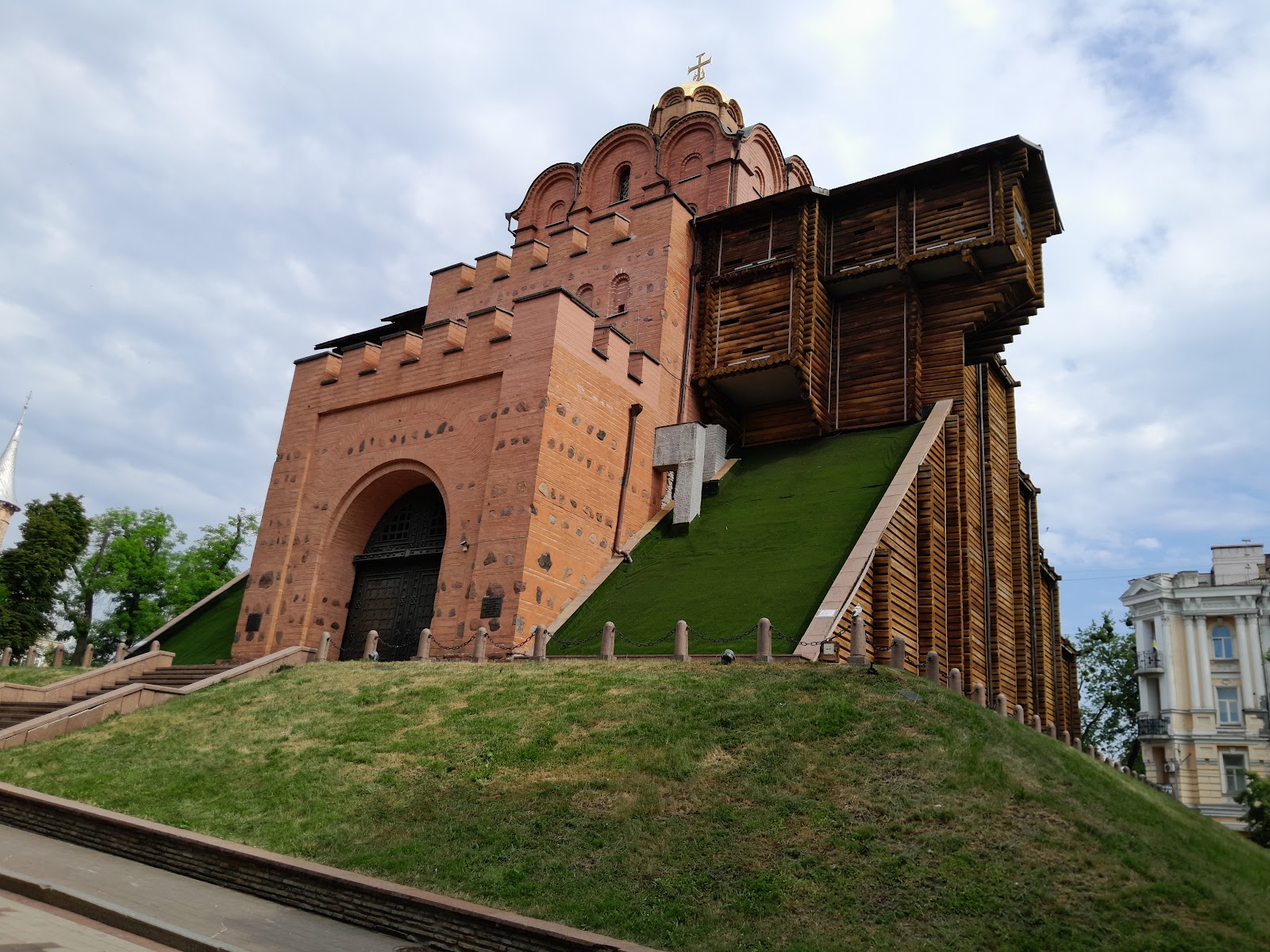 Zoloti Vorota (Golden Gate) (Source: Google Maps)