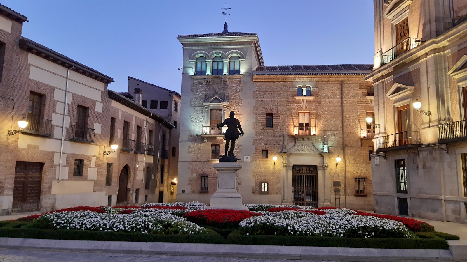 Plaza de la Villa (Source: Google Maps)