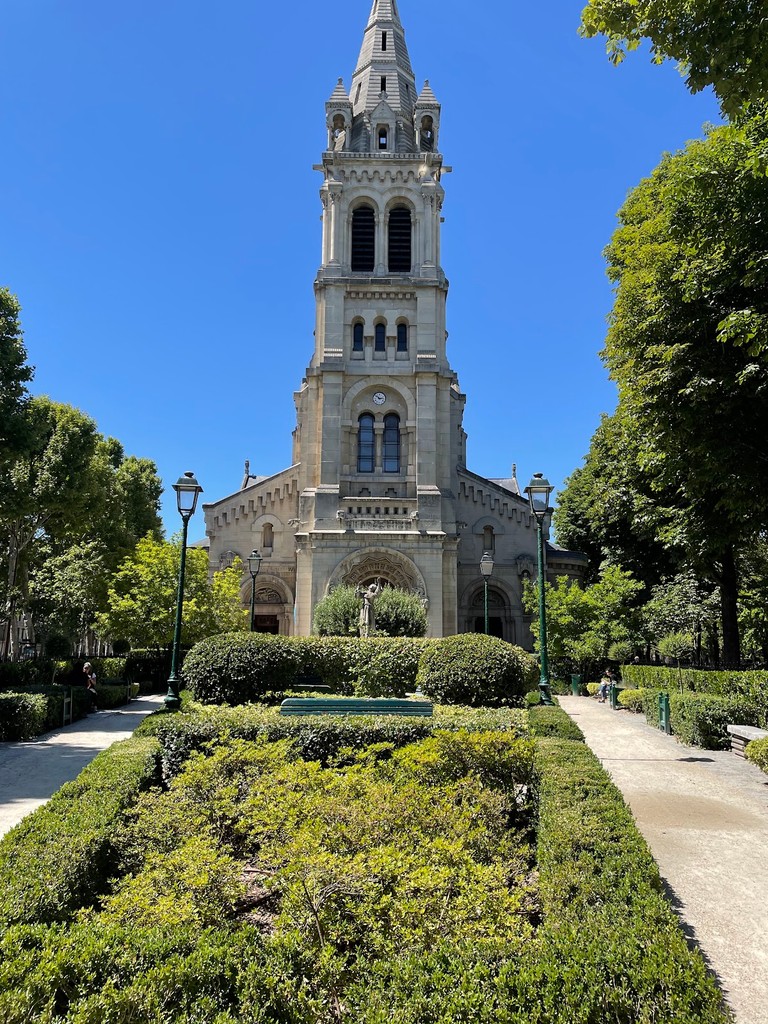 Église Saint-Pierre de Neuilly (Source: Google Maps)