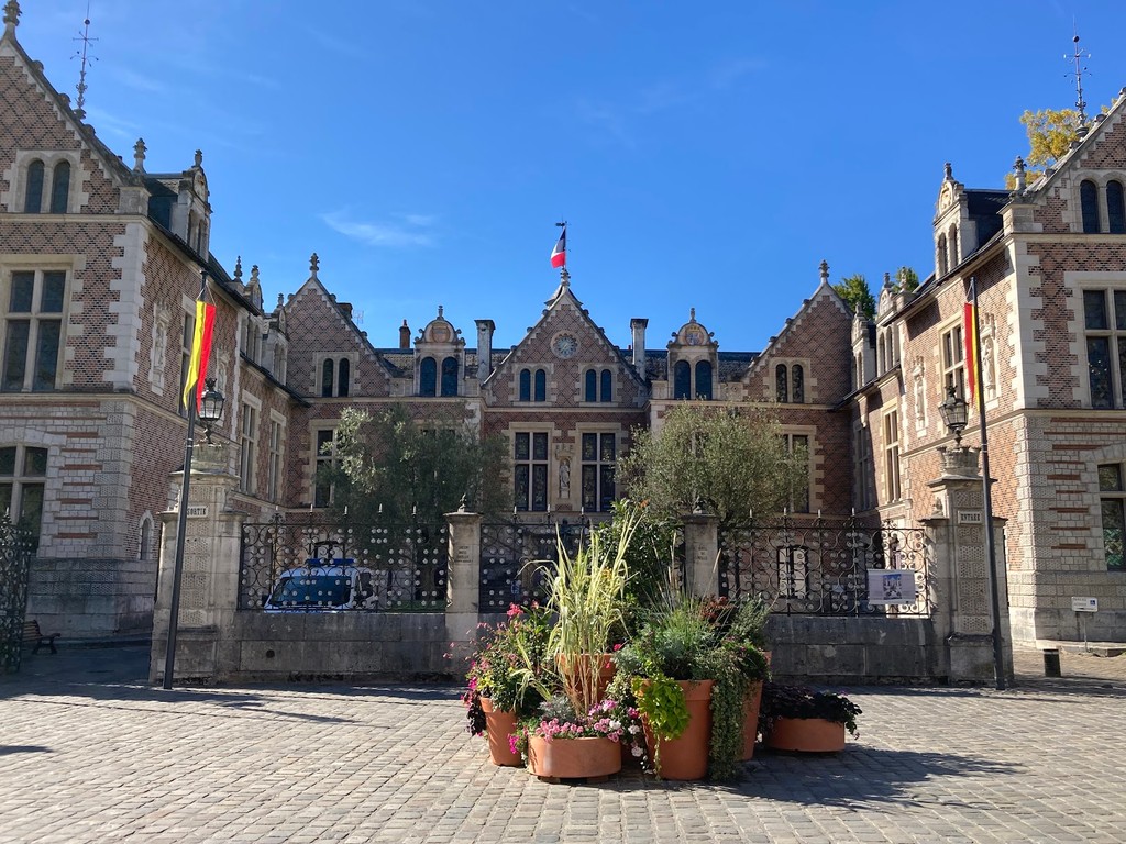 Hôtel Groslot (Source: Google Maps)