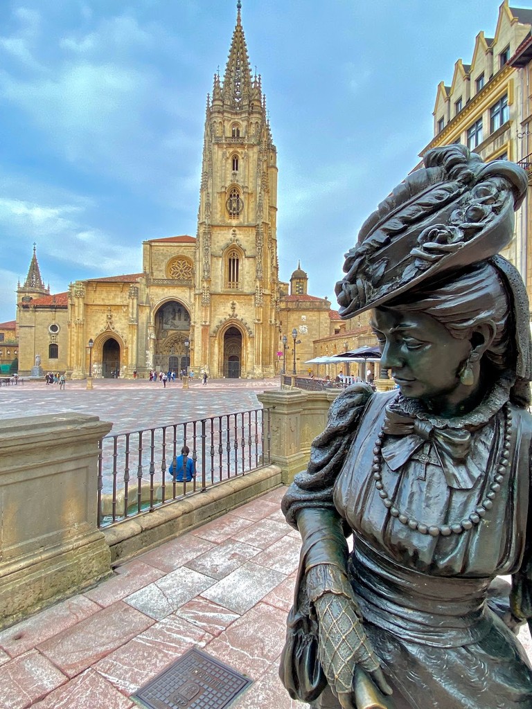 Escultura de La Regenta (Source: Google Maps)