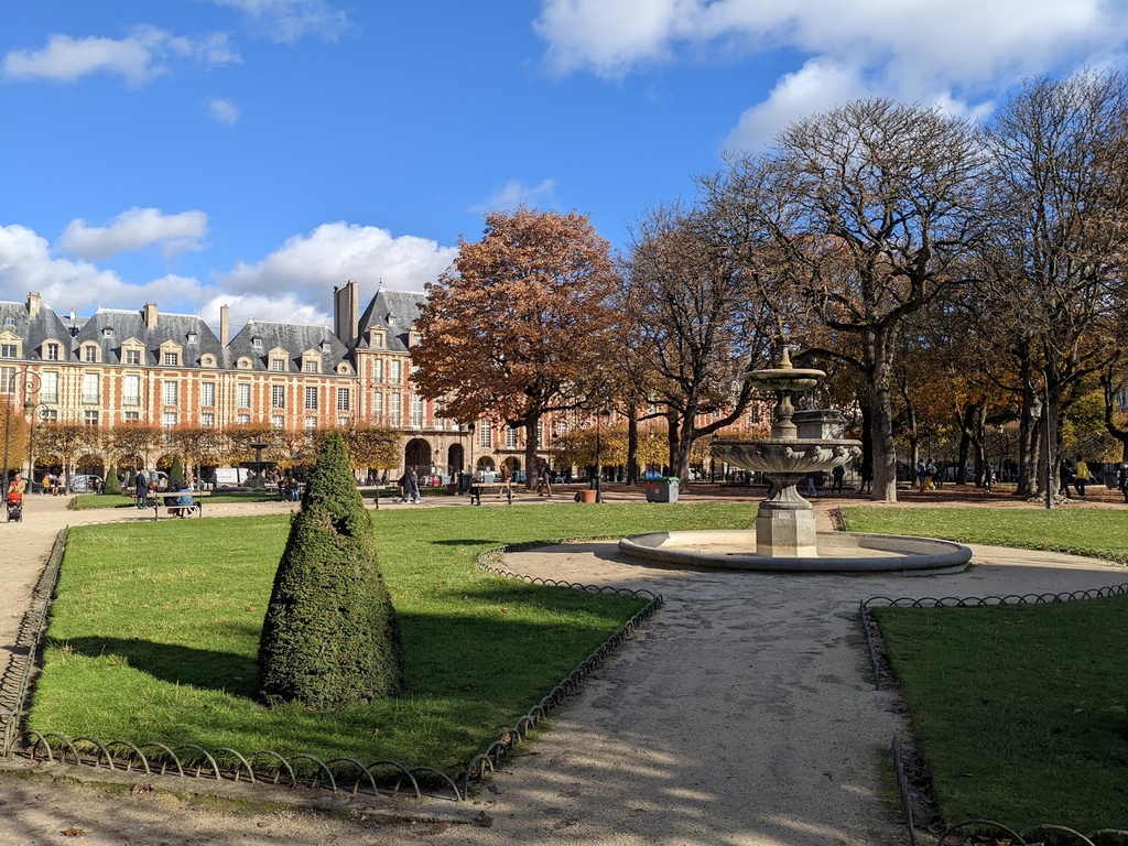 Place des Vosges (Source: Google Maps)