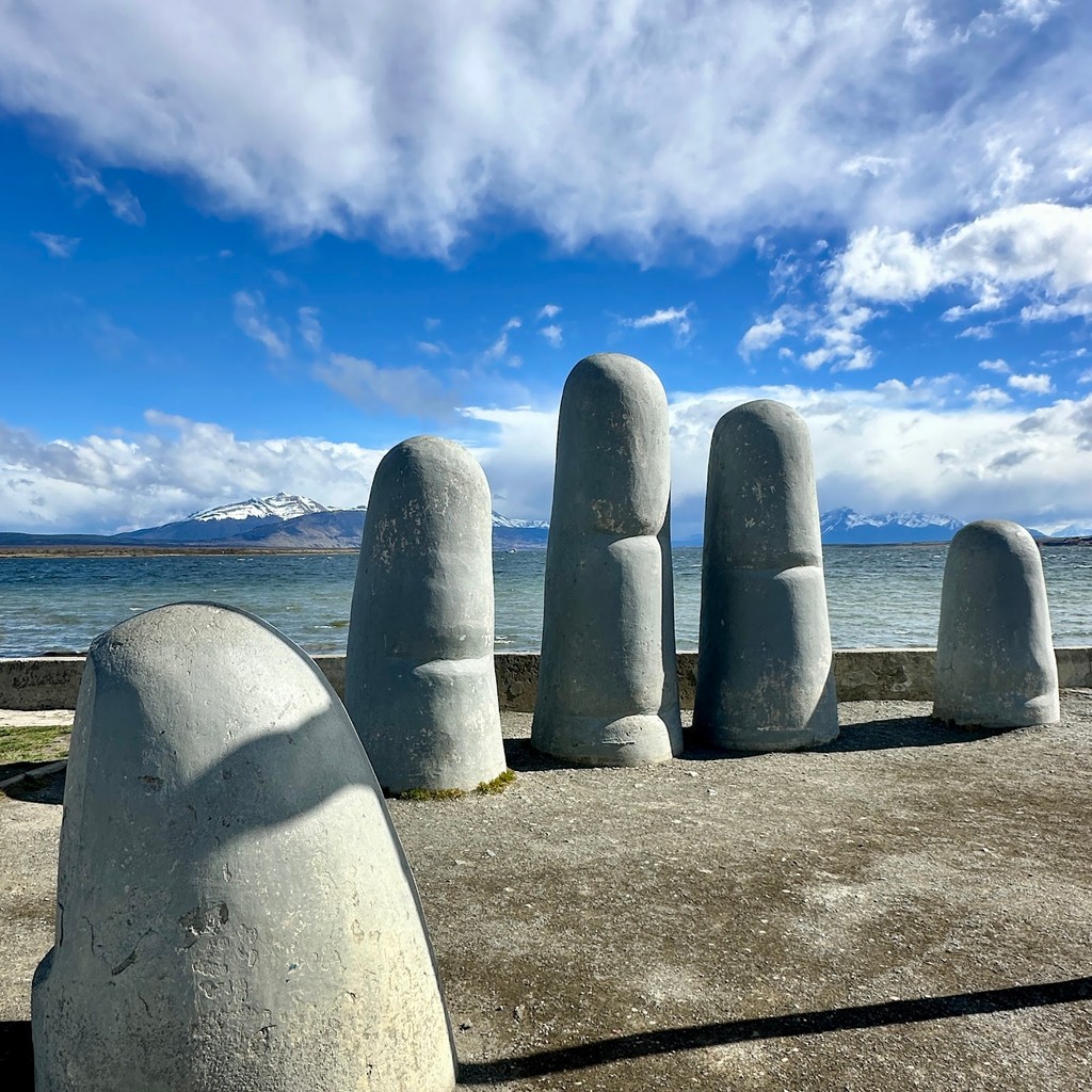 Monumento de la Mano (Source: Google Maps)