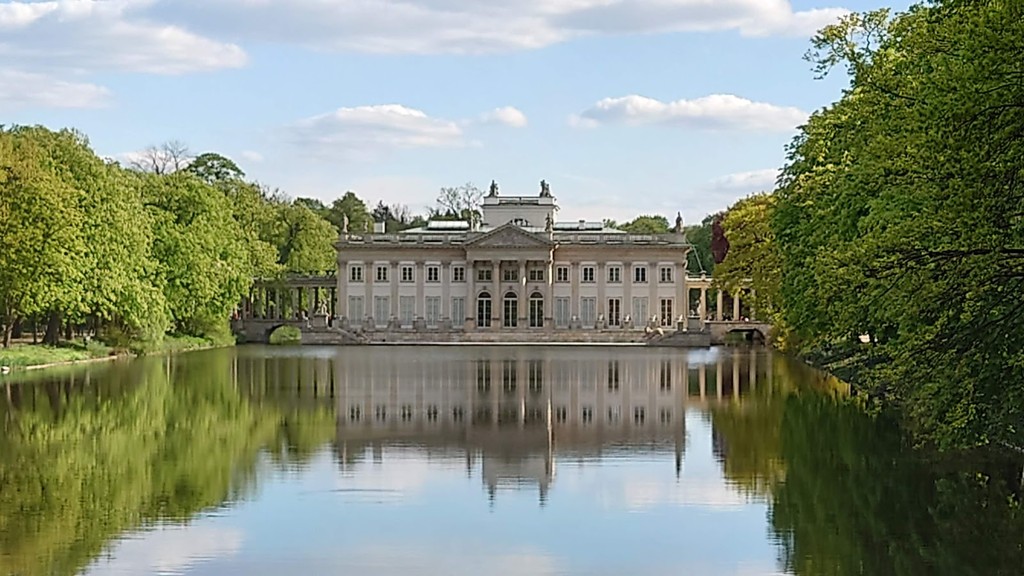 Łazienki Park (Łazienki Królewskie) (Source: Google Maps)